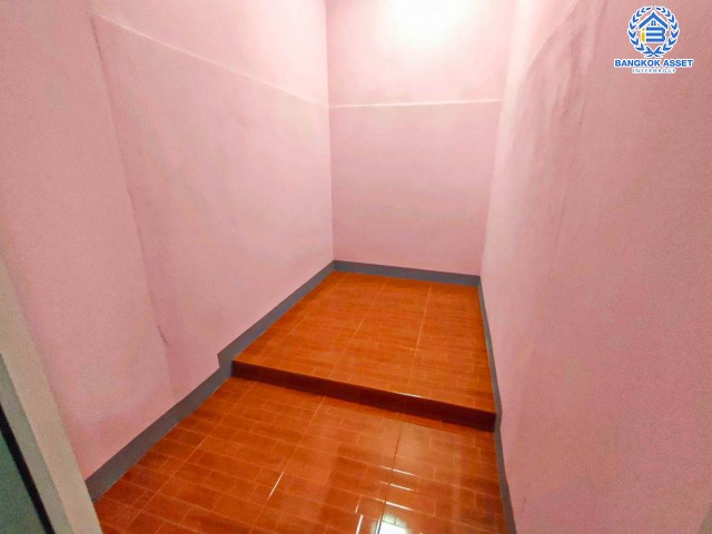 ทาวน์เฮ้าส์มือสองย่านนนทบุรี ม.ศุธาวัลย์ บางกรวย-ไทรน้อย เนื้อที่ 17.6 ตร.ว. ฟังก์ชัน 3 ห้องนอน 1 ห้องน้ำ 1 ที่จอดรถ บนทำเลเยี่ยม เชื่อมต่อถ.ราชพฤกษ์ ถ.กาญจนาภิเษก และถ.รัตนาธิเบศร์ เพียง 3 นาทีถึง MRT "สถานีบางพลู" ใกล้จุดขึ้นทางด่วน "กาญจนาภิเษก"